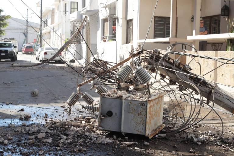 Tráiler derriba tres postes y deja sin luz zona de Olas Altas, en Mazatlán