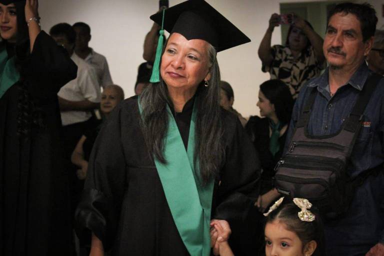 Ruth Reyes se gradúa de Cobaes a sus 56 años