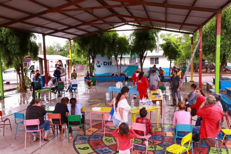DIF Culiacán entrega alimento a refugiados por lluvias
