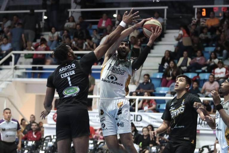 Venados Basketball derrota en emocionante juego a Rayos de Hermosillo