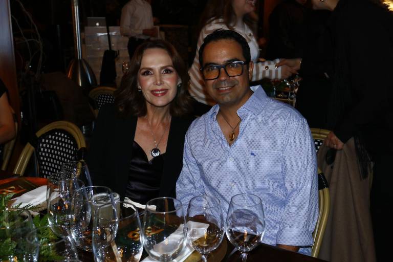 Festejan clientes y amigos 18 años del Restaurante Cayenna