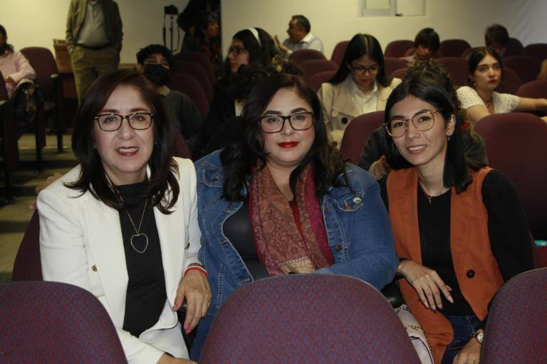 Disfrutan charla literaria con David Toscana