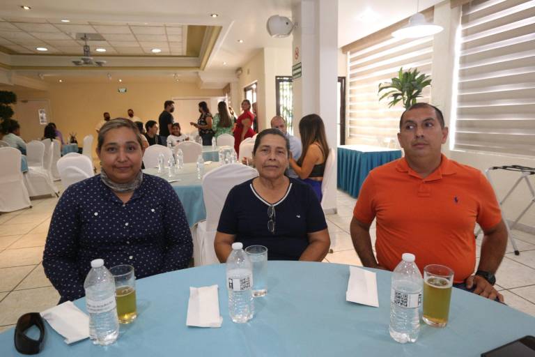 Arquitectos mazatlecos celebran su día con una comida