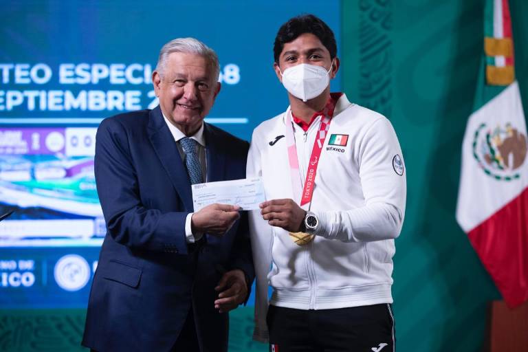Sinaloense Juan Diego García recibe de AMLO premio económico por su oro en Tokio 2020