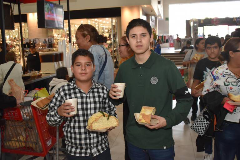 Degustan clientes de Grupo Ley su tradicional Rosca de Reyes