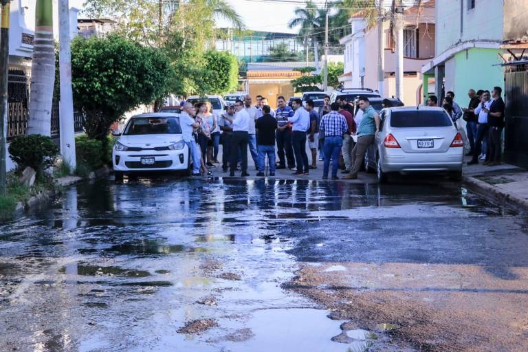 Tras atender Datemex a vecinos de Villas del Estero, Alcalde acude y promete acabar con fuga de drenaje