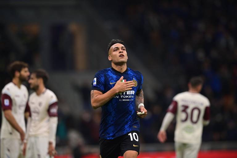 Hat-trick de Lautaro Martínez pone al Inter en la cima de la Serie A