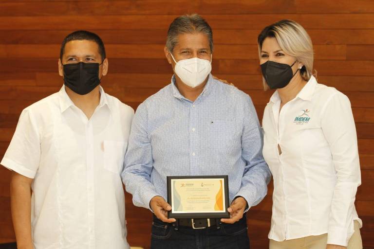 Entregan nombramientos a presidentes de comités deportivos de Mazatlán