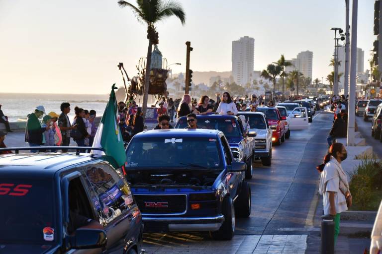 Semana de la Troca: Cientos de camionetas recorren el malecón de Mazatlán