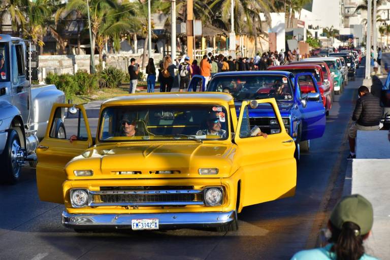 Semana de la Troca: Cientos de camionetas recorren el malecón de Mazatlán