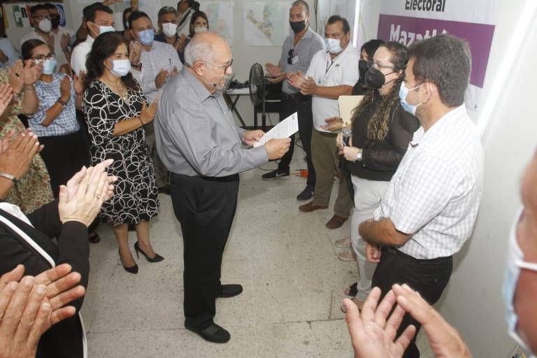 ‘El Químico’ recibe constancia de mayoría como Alcalde de Mazatlán