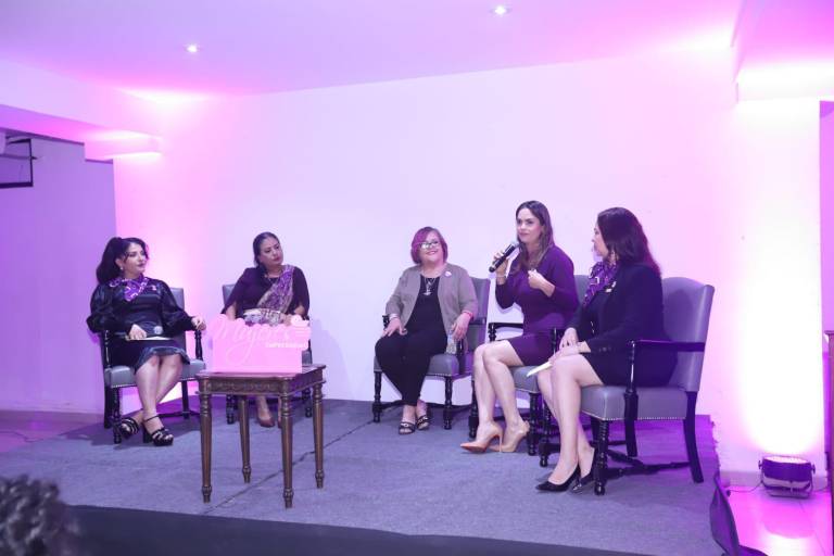 Comparten mujeres exitosas sus experiencias en panel ‘Mujer, vístete de poder y conquista’