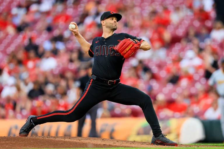 Nick Martínez acepta oferta calificada de Rojos