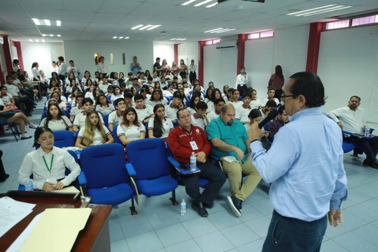 Exponen ante alumnos del CBTIS 51 el Gran Acuario Mar de Cortés