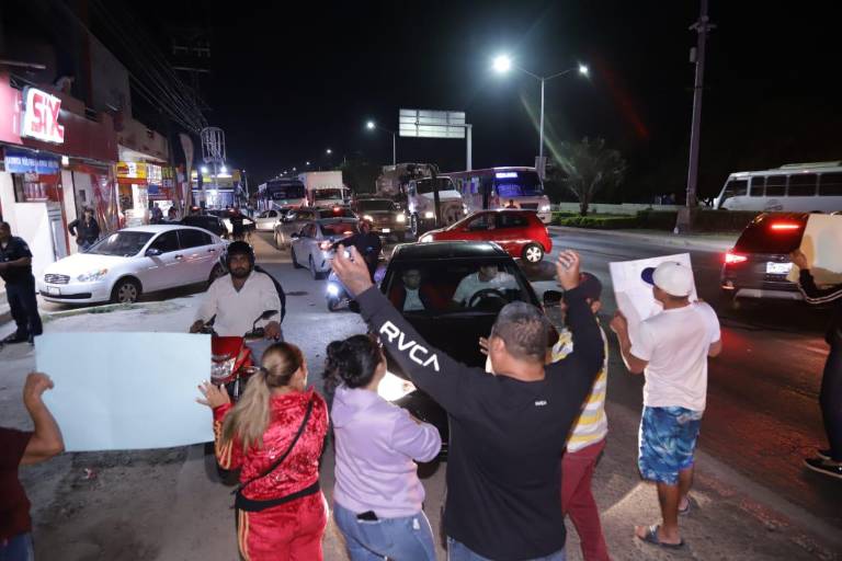 Bloquean carretera para exigir el regreso de Álvaro Andrés, privado de la libertad en Mazatlán