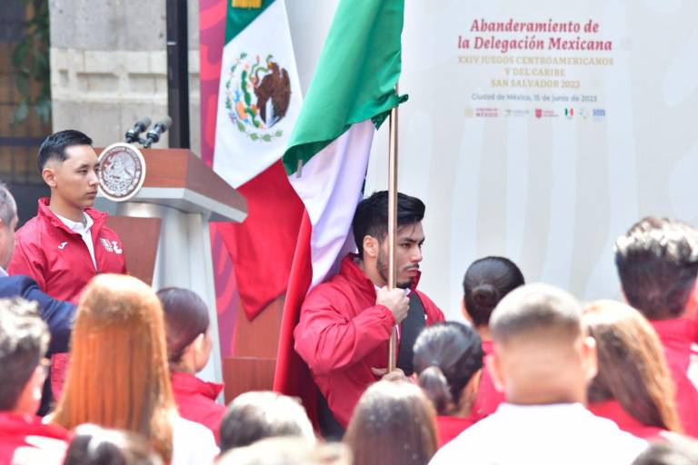 Jorge Cárdenas recibe lábaro patrio para Juegos Centroamericanos