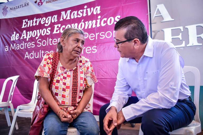 Entregan en Mazatlán apoyos a madres solteras y adultos mayores