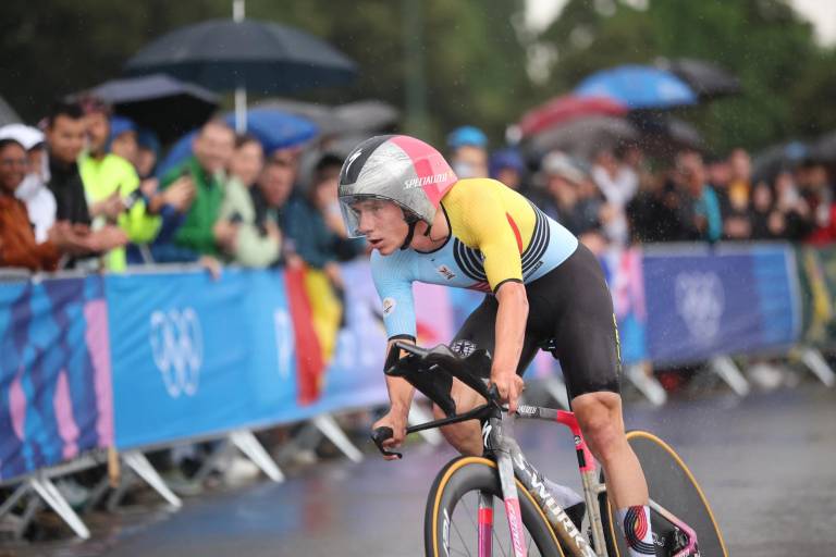 Remco Evenepoel recorre las calles mojadas de París para conseguir el oro en la contrarreloj individual