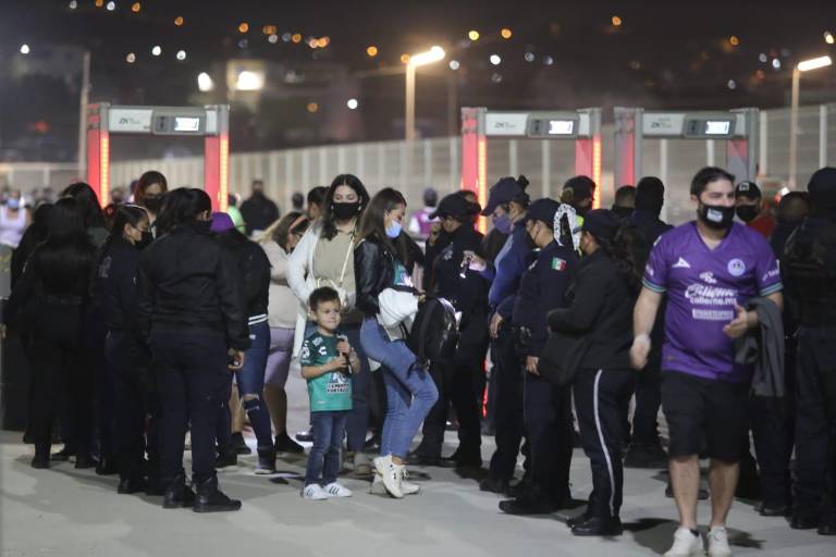Aumenta seguridad en el estadio de futbol Kraken, en Mazatlán