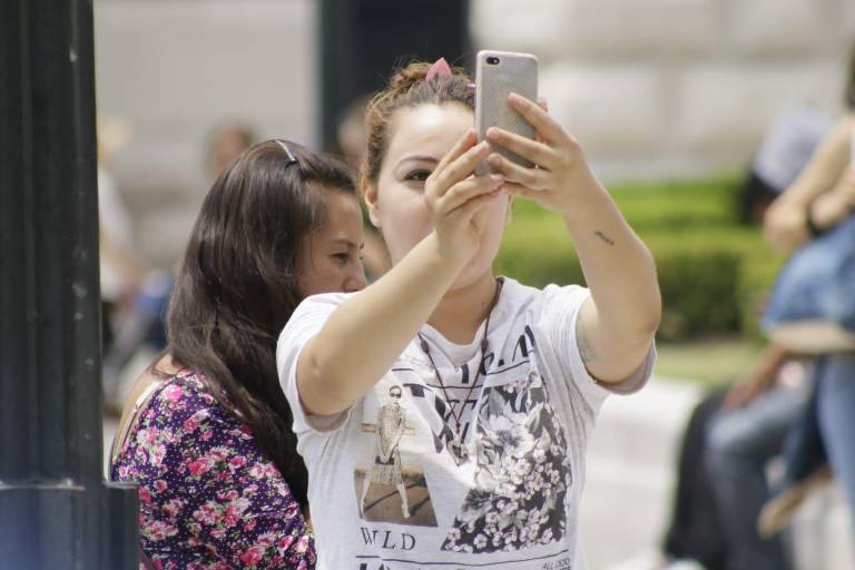Jóvenes prefieren generar ingresos por plataformas digitales y dejar atrás empleos convencionales, señala experta