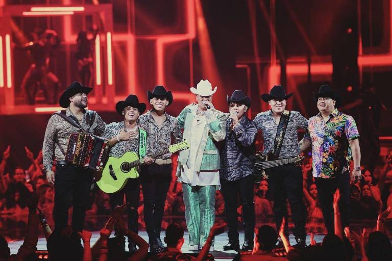 Triunfa Grupo Firme en los Premios Juventud 2022