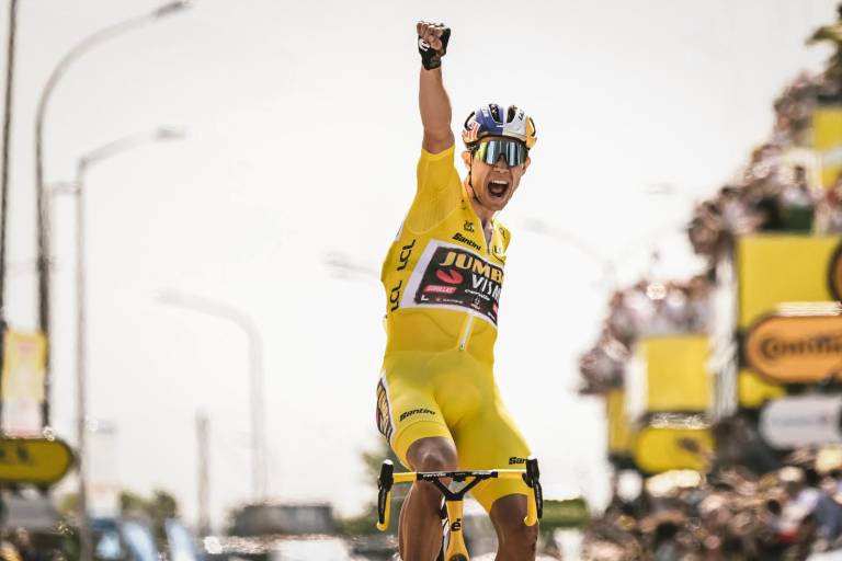 Wount Van Aert gana volando y refuerza el amarillo, en el Tour de Francia 2022