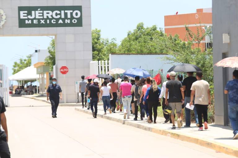 Pese al fuerte calor, jóvenes mazatlecos sí acuden a vacunarse contra el Covid-19 este martes