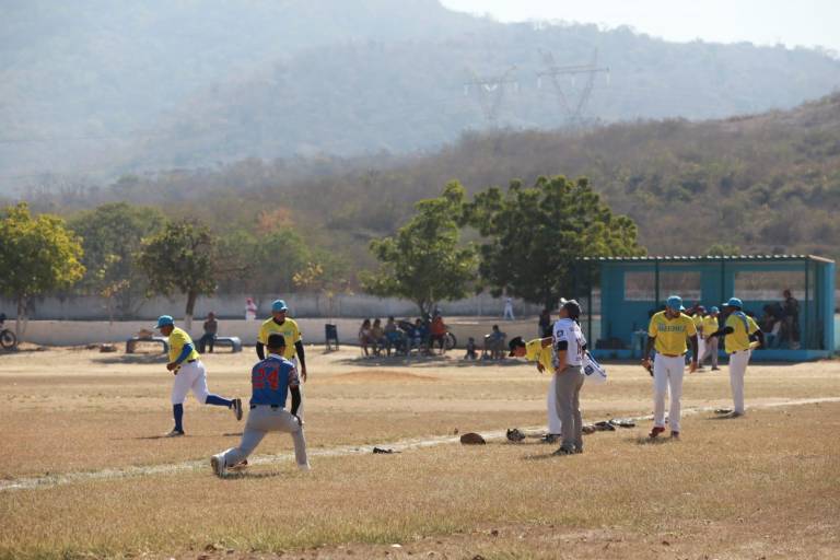 Casita del Plomero vapulea a Familia Guevara en Beisbol Máster