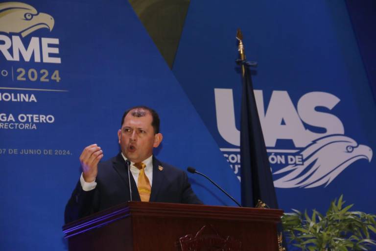 Acompañado de Madueña, presenta Robespierre Lizárraga informe de labores en la UAS