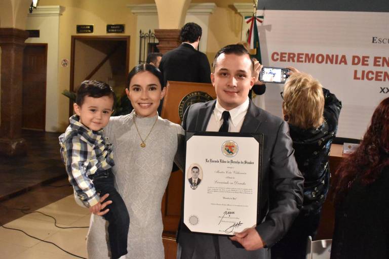 Obtienen su título como licenciados en derecho