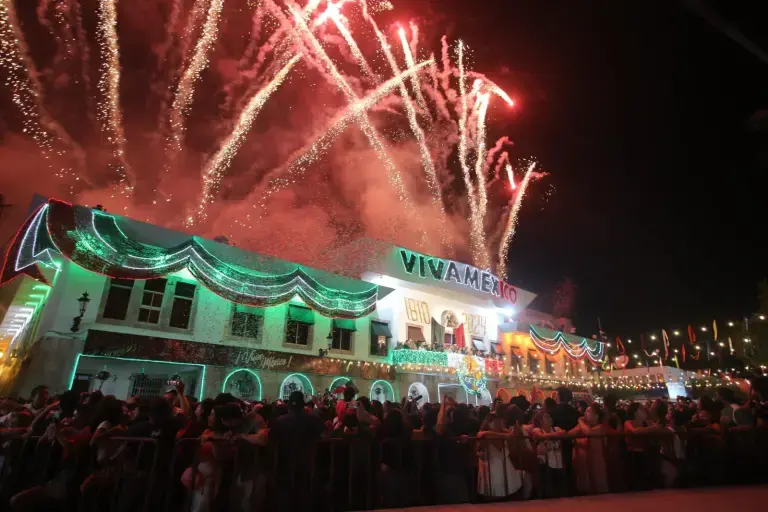 Ven festejos del Grito en Mazatlán como una tradición que no puede pasar desapercibida
