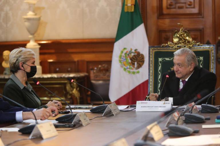‘No habrá despidos’, promete AMLO a trabajadores de refinería Deer Park
