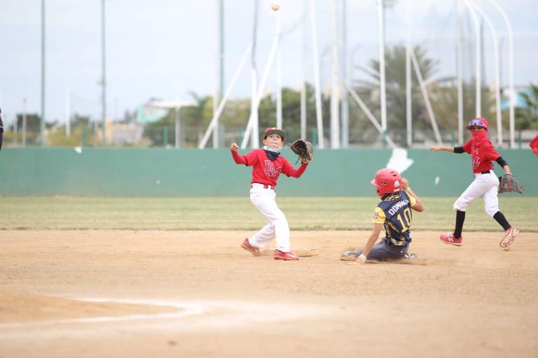 Liga Mazatlán explota a la ofensiva y noquea a Rieleros en el Mazatlán Baseball Tournament
