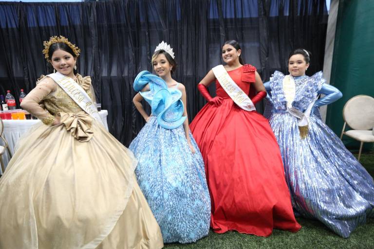 Recibe su corona Víctor II como Rey del Carnaval de Mazatlán 2023