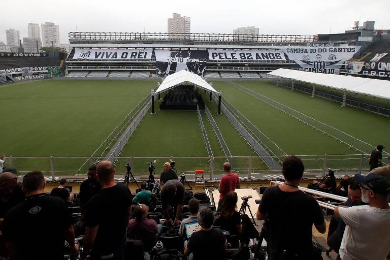 Funeral de Pelé da inicio en el estadio Vila Belmiro de Brasil