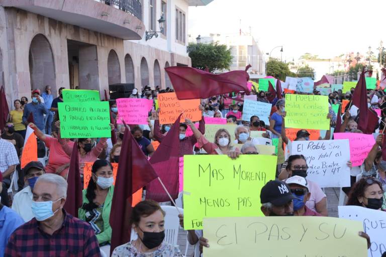 Morenistas ‘arropan’ al Alcalde de Mazatlán, ‘El Químico’, en una asamblea informativa
