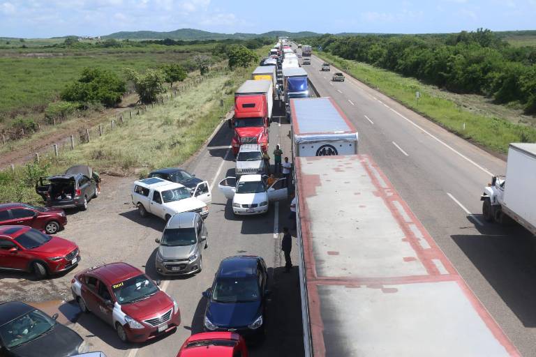 Reina el caos en autopista Mazatlán-Culiacán; miles se quedan varados, otra vez