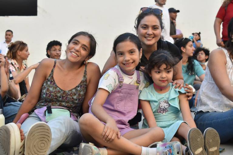 Disfrutan niños su día con danza