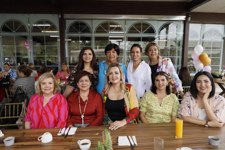 Edna Fong celebra entre amigas