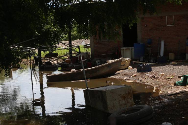 Hay tanta agua en El Pozole, que en el patio de una casa se mueven por canoa