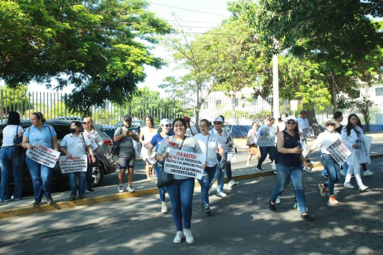 Se manifiestan también en Mazatlán en apoyo a la UAS