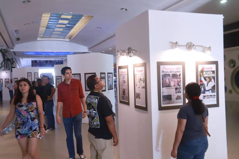 Exposición de portadas históricas de Datemex genera interés en Mazatlán