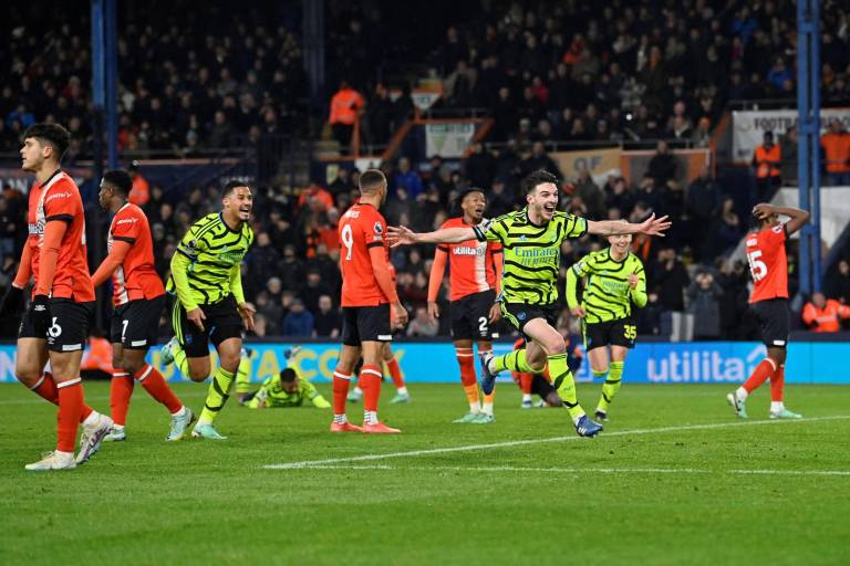Declan Rice desarma al Luton y mantiene al Arsenal en la cima