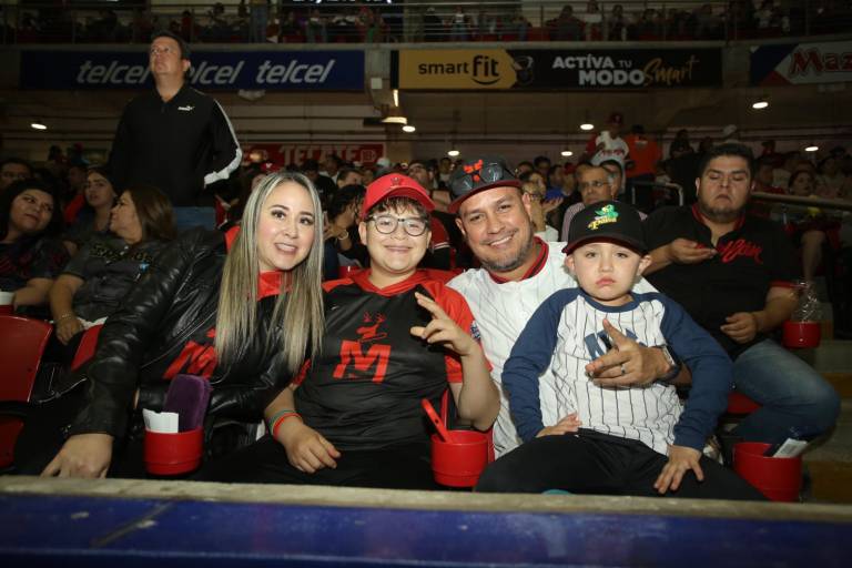 Disfruta afición mazatleca de la Serie Final de beisbol