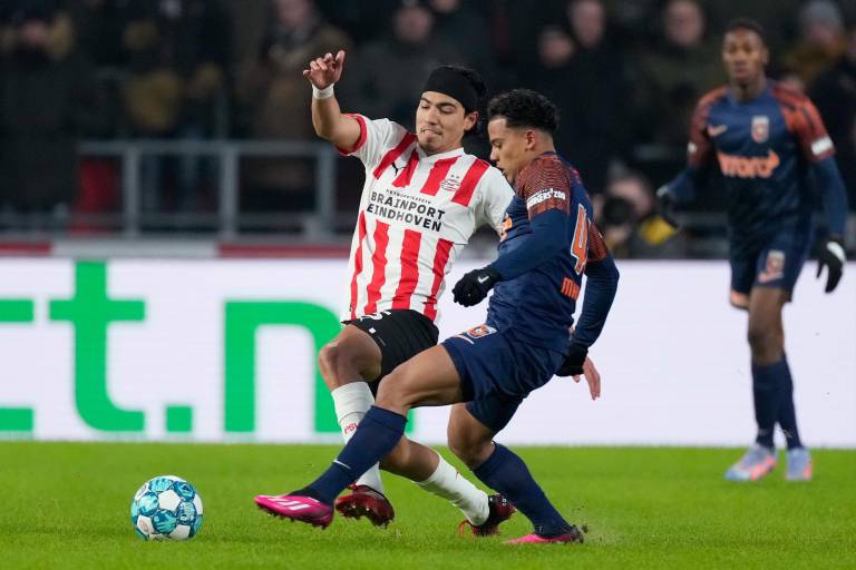 El sinaloense Érick Gutiérrez y el PSV ganan para acercarse a la cima