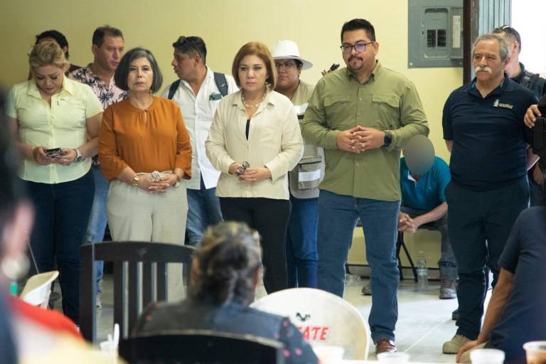 Autoridades estatales se reúnen con desplazados de Rosario tras jornada violenta