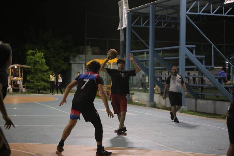 Osvel saca trepidante juego a Velero en el baloncesto de casa Hogar