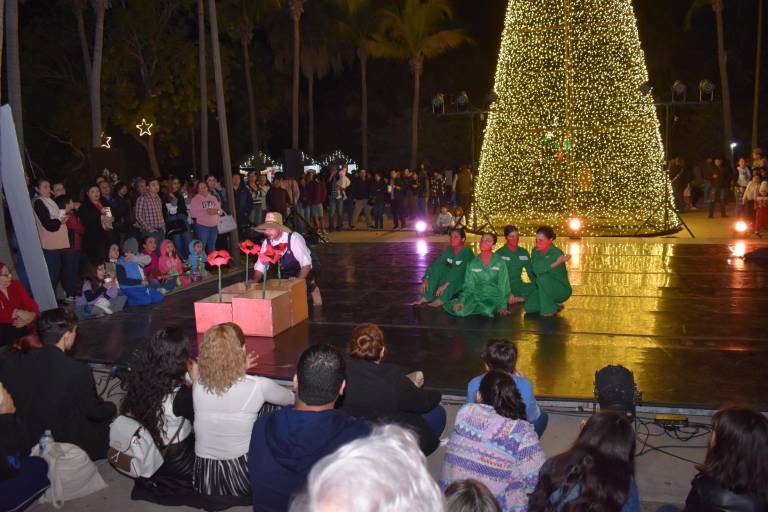 Con danza contemporánea disfrutan familias del cierre de la Navidad en el Botánico