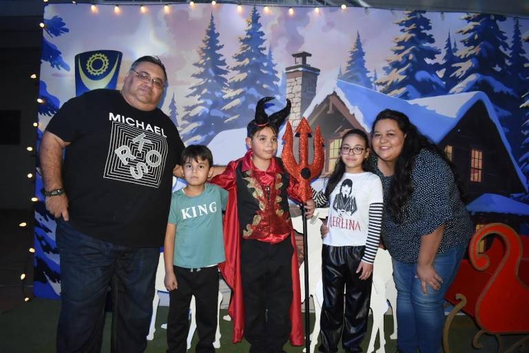 Disfrutan chicos y grandes del Encendido del Árbol de la Navidad