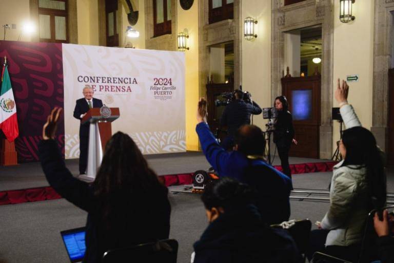 Gobierno y 26 periodistas presentan denuncian en FGR, por robo de datos en conferencias de AMLO